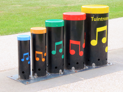 915019 Afbeelding van het speelinstrument 'Tuintrommel' op het voorterrein van het Wilhelmina Kinderziekenhuis (WKZ, ...